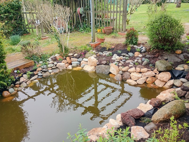 Aménagement d’un bassin de jardin avec enrochement et cascade - Projet paysager à Toulouse