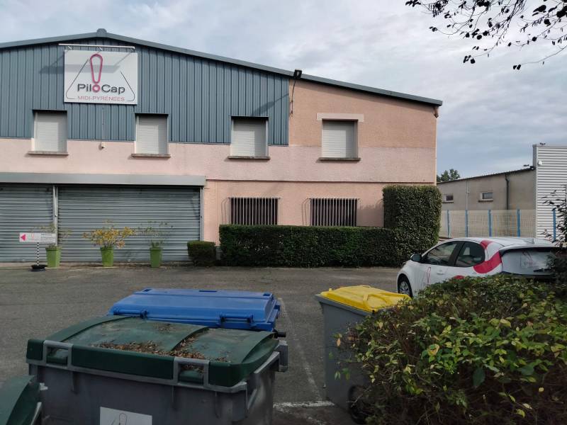 Entretien des extérieurs pour établissements professionnels à Saint-Alban et Toulouse : parking, haies et pelouses valorisées