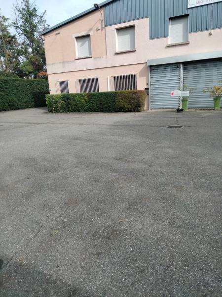 Entretien des extérieurs pour établissements professionnels à Saint-Alban et Toulouse : parking, haies et pelouses valorisées
