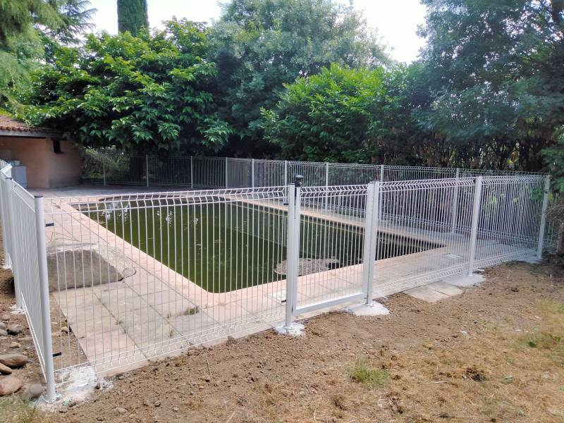 installation d'un grillage avec portillon pour une piscine de Toulouse