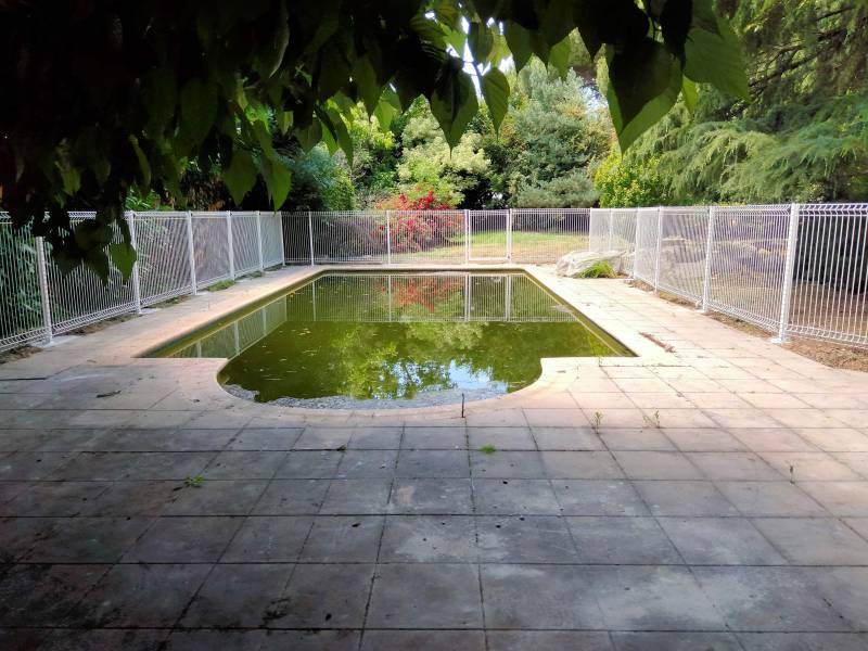 tour de piscine en grillage blanc à Toulouse
